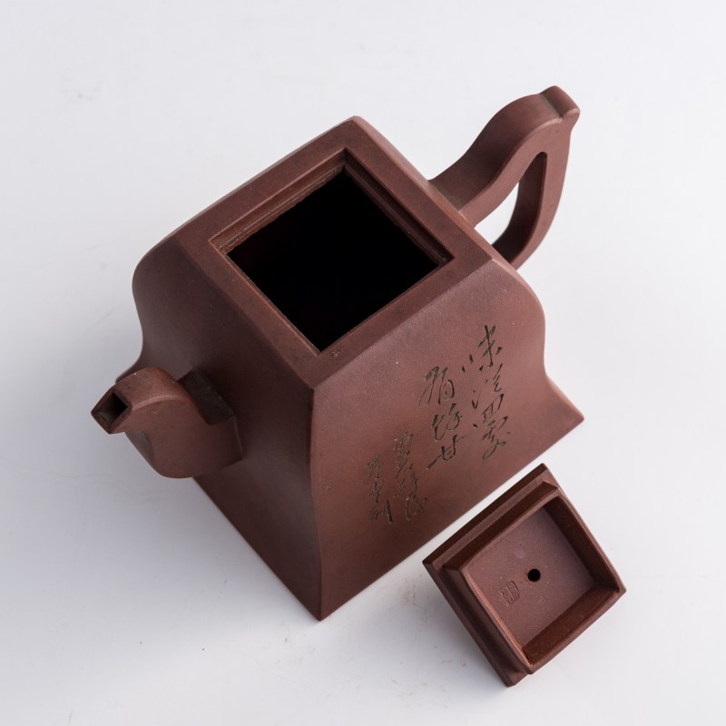 民國 雲石刻、安吉款紫砂鐘形方壺 | A Chinese Yixing zisha bell-form teapot, carved by Yunshi, Republic period - 图8
