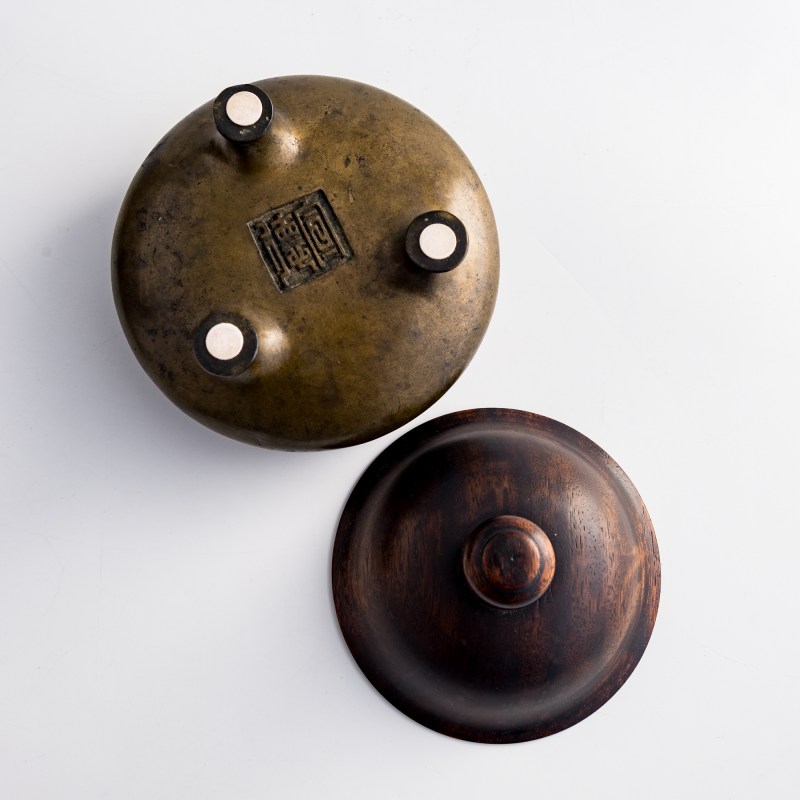 十八世紀 銅鬲式爐（附硬木蓋） | A Chinese bronze li-form censer, 18th century - 图8