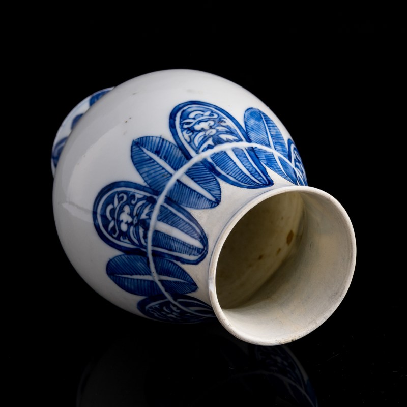 清康熙 青花琵琶尊 | A Chinese blue and white pipa-form zun vase, Kangxi period, Qing dynasty - 图7