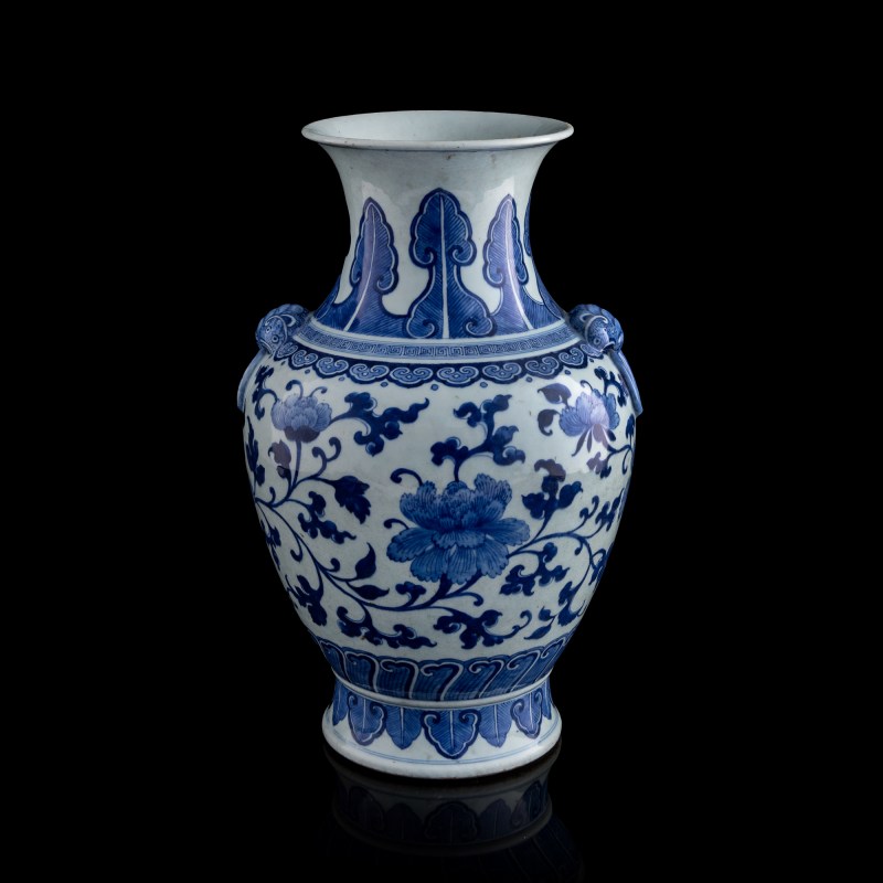 十九世紀早 青花纏枝蓮鋪首尊 | A Chinese blue and white 'lotus scroll' zun vase, early 19th century - 图1