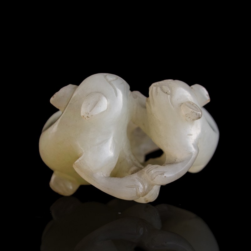十九世紀早 白玉雙歡挂墜 | A Chinese white jade 'double badger' pendant, early 19th century - 图8