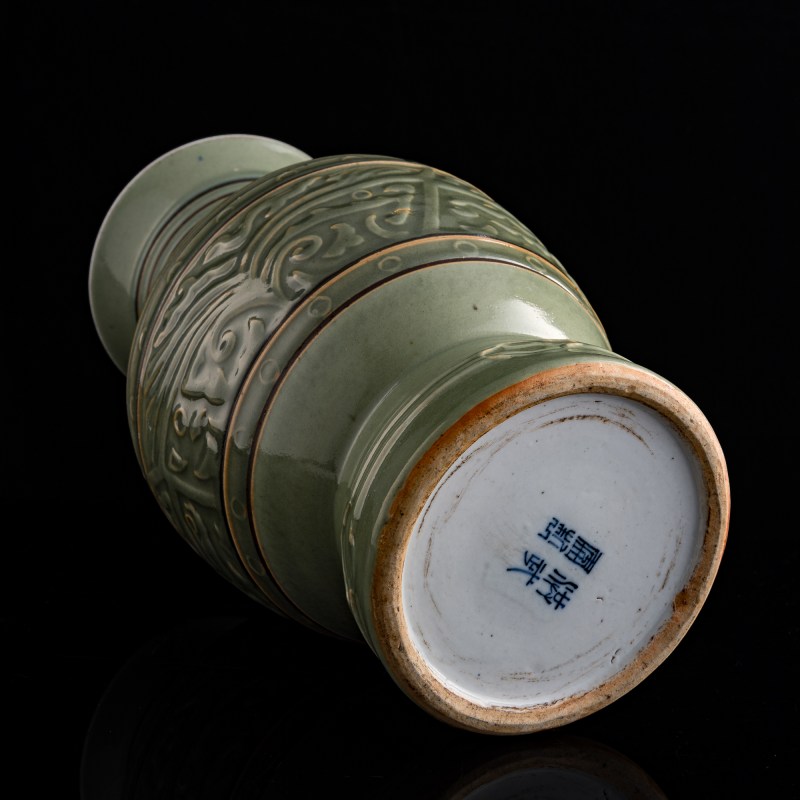 十九世紀 青釉印花玹紋尊 | A Chinese molded celadon-glazed ribbed zun vase, 19th century - 图7
