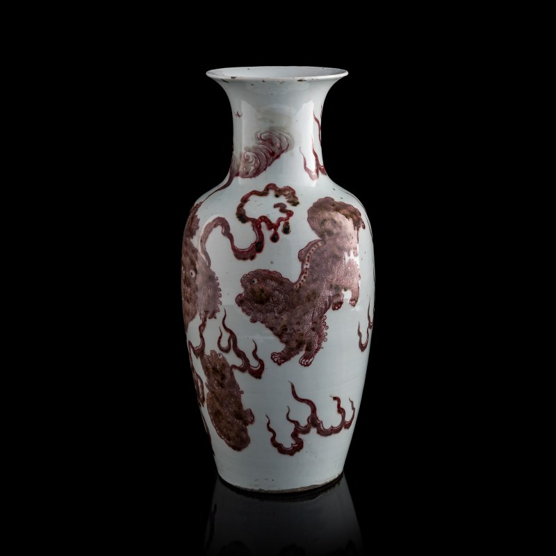 十九世紀 釉裏紅少獅太獅瓶 | A Chinese copper-red-underglazed 'lion and cub' vase, 19th century - 图2