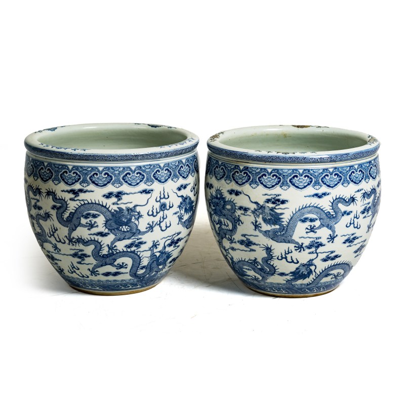 十九世紀 青花雲龍紋缸一對 | A pair of Chinese blue and white 'cloud and dragon' jardinieres, 19th century - 图3
