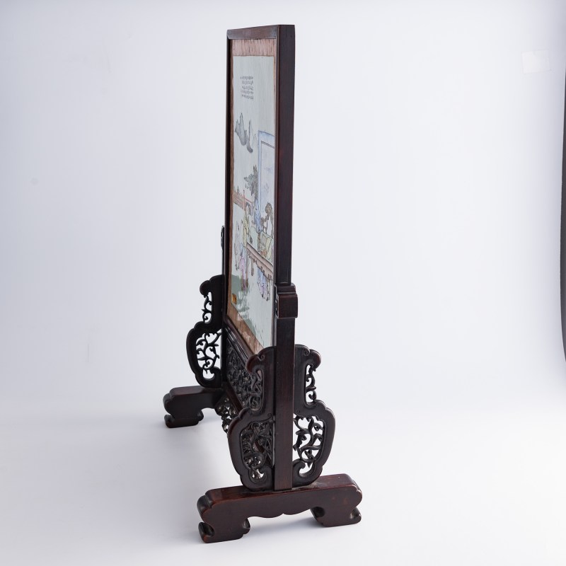 民國 木紋釉開窗粉彩羲之愛鵝瓷板插屏 | A Chinese wood-grain-glazed and famille rose porcelain plaque table screen, Republic period - 图3