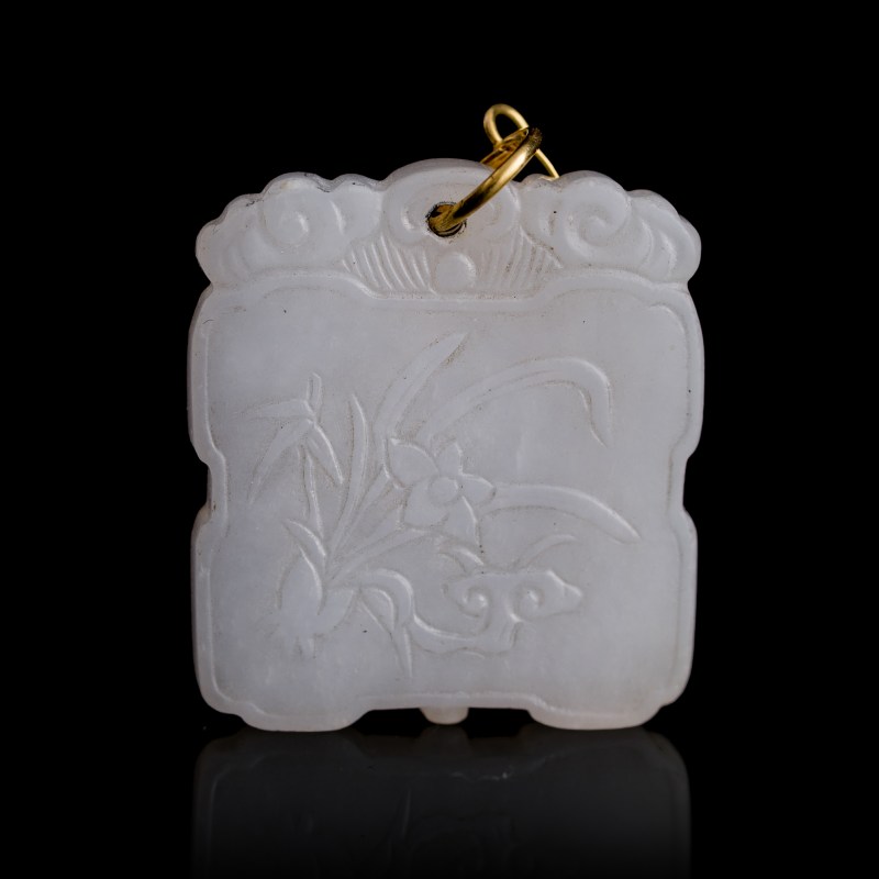 十八世紀 白玉靈仙祝壽牌 | A Chinese white jade 'lingzhi and narcissus' plaque, 18th century - 图1
