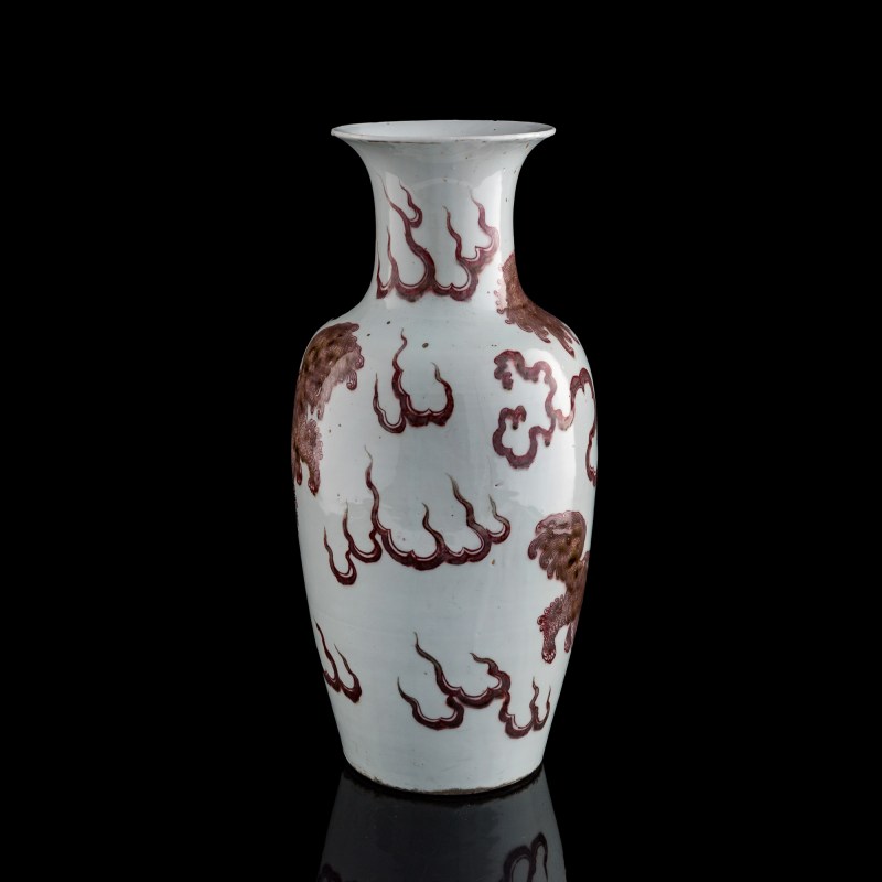 十九世紀 釉裏紅少獅太獅瓶 | A Chinese copper-red-underglazed 'lion and cub' vase, 19th century - 图3