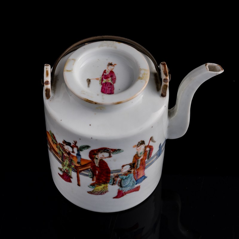 清道光 粉彩人物壺 | A Chinese famille rose 'figural' teapot, Daoguang period, Qing dynasty - 图5