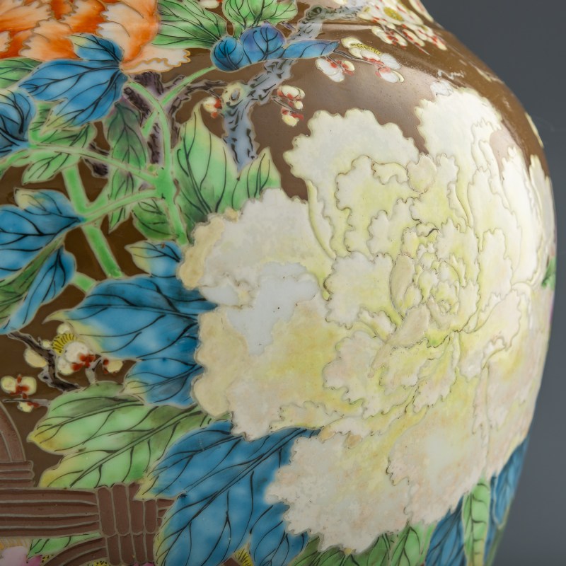 十九世紀 褐地粉彩花卉魚簍尊 | A Chinese brown-ground famille rose enameled vase, 19th century - 图8
