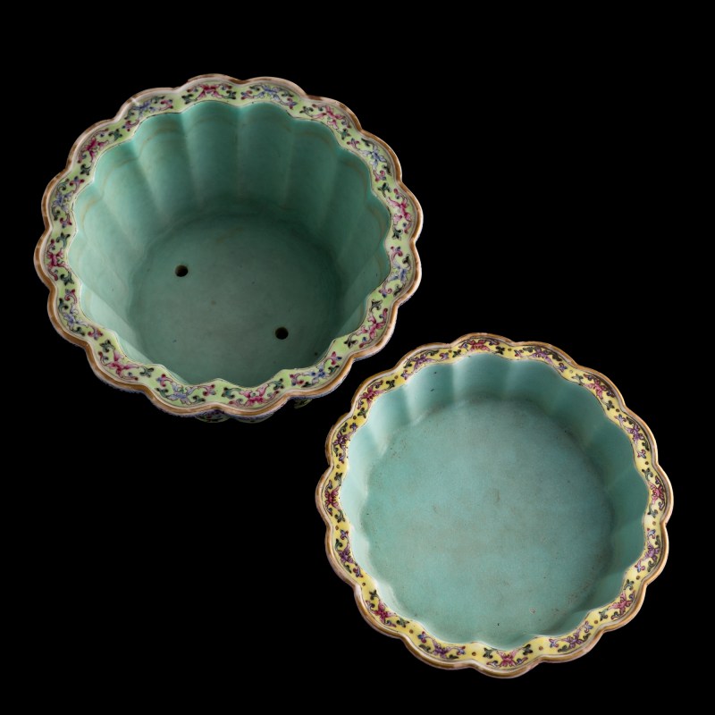 民國 綠地粉彩纏枝蓮花盆 | A Chinese green-ground famille rose lotus-scroll jardinière and stand, Republic period - 图5