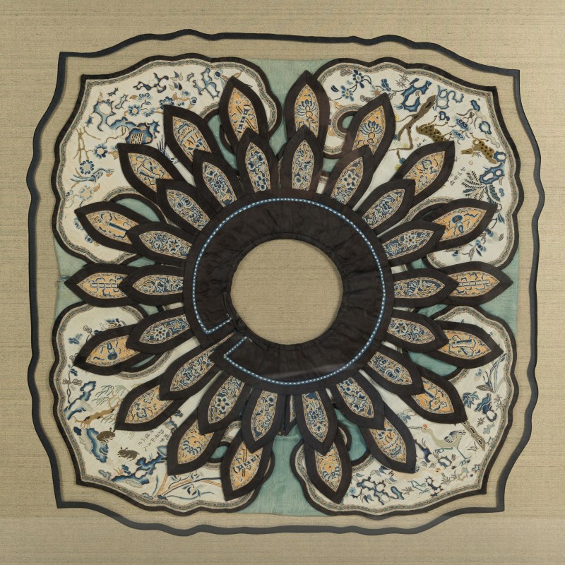 十九世紀 刺綉霞披鏡框 | A Chinese embroidered court apron (xiapei), 19th century - 图2