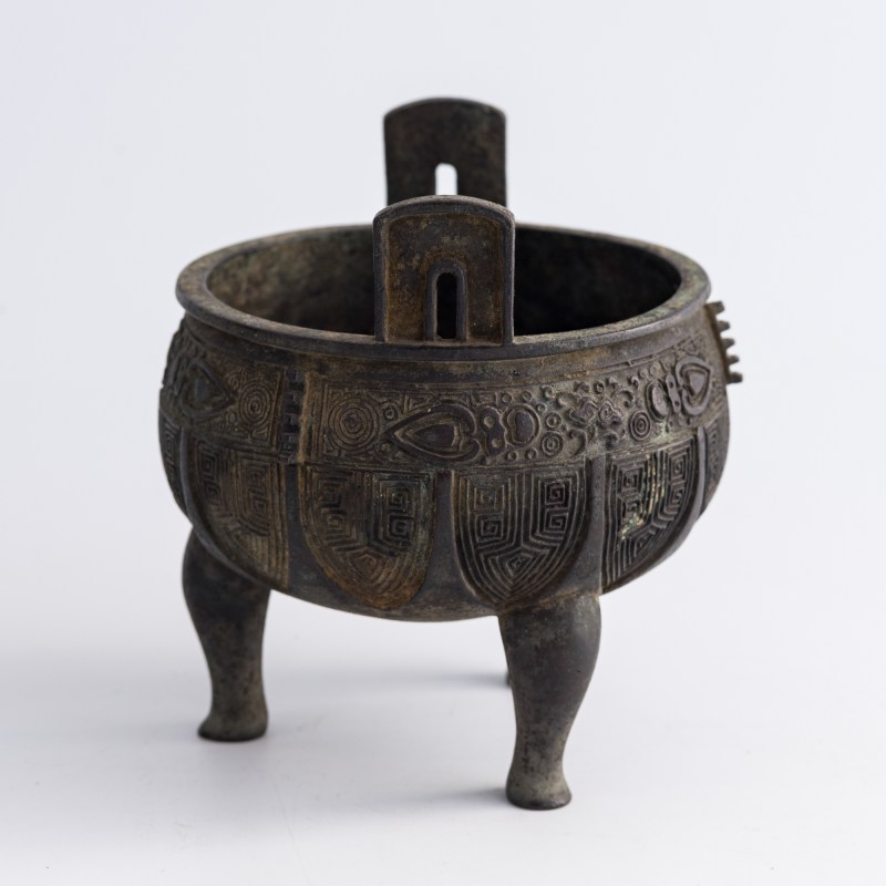 明代 銅三足圓鼎 | A Chinese bronze tripod round ding, Ming dynasty - 图2