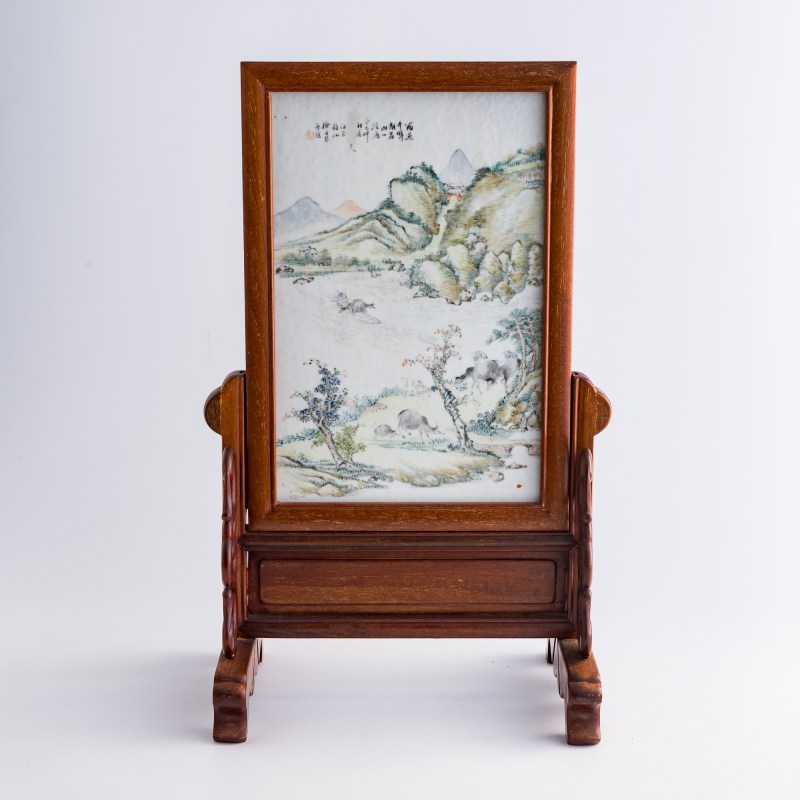 十九世紀晚 徐善琴款淺絳山水瓷板 | A Chinese Qianjiang-enameled 'landscape' porcelain plaque, late 19th century - 图5