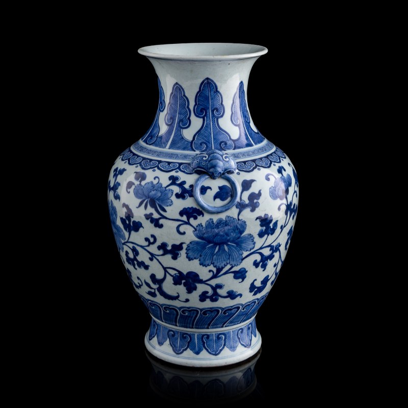 十九世紀早 青花纏枝蓮鋪首尊 | A Chinese blue and white 'lotus scroll' zun vase, early 19th century - 图2