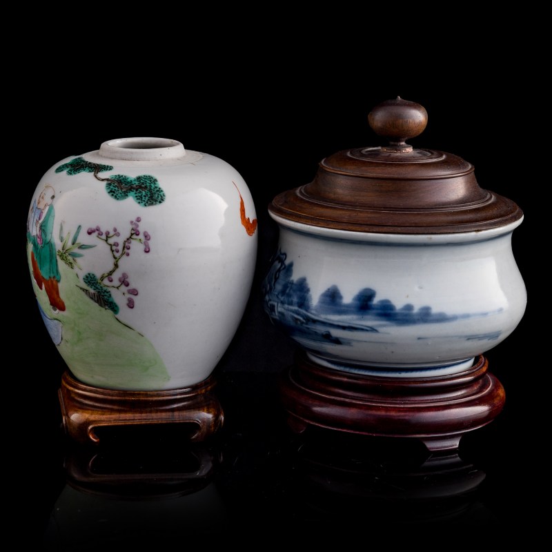 十八世紀 粉彩人物罐及青花山水爐（附木座木蓋） | A Chinese famille rose 'figural' jar and a blue and white 'landscape' censer, 18th century - 图2