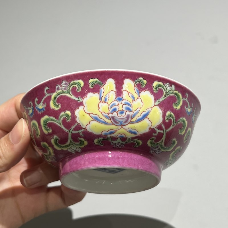 清雍正 胭脂紫地洋彩花卉纹小碗 - 图7