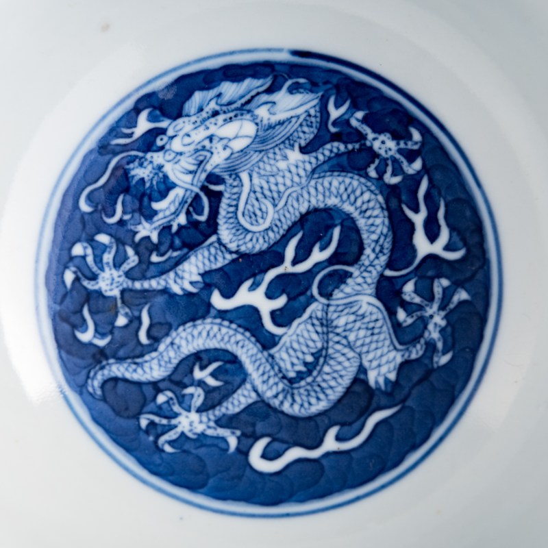 清光緒 青花地留白龍紋碗（附錦盒） | A Chinese blue-ground and white-reserved 'dragon' bowl, Guangxu period, Qing dynasty - 图9
