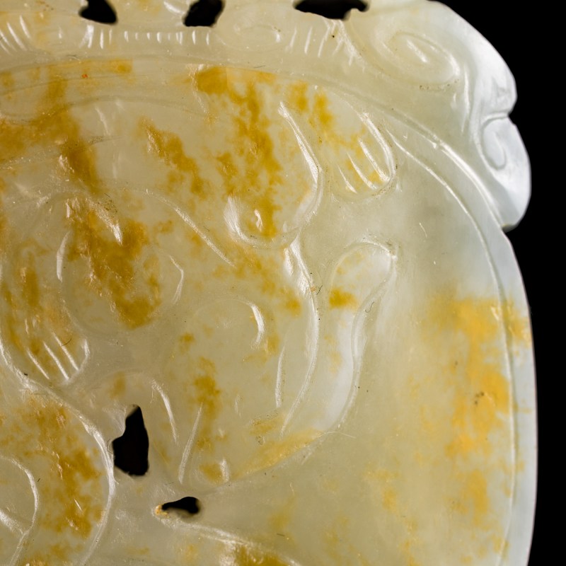 十九世紀 白玉留皮雕螭龍佩 | A Chinese white jade russet-skin 'chilong' pendant, 19th century - 图7