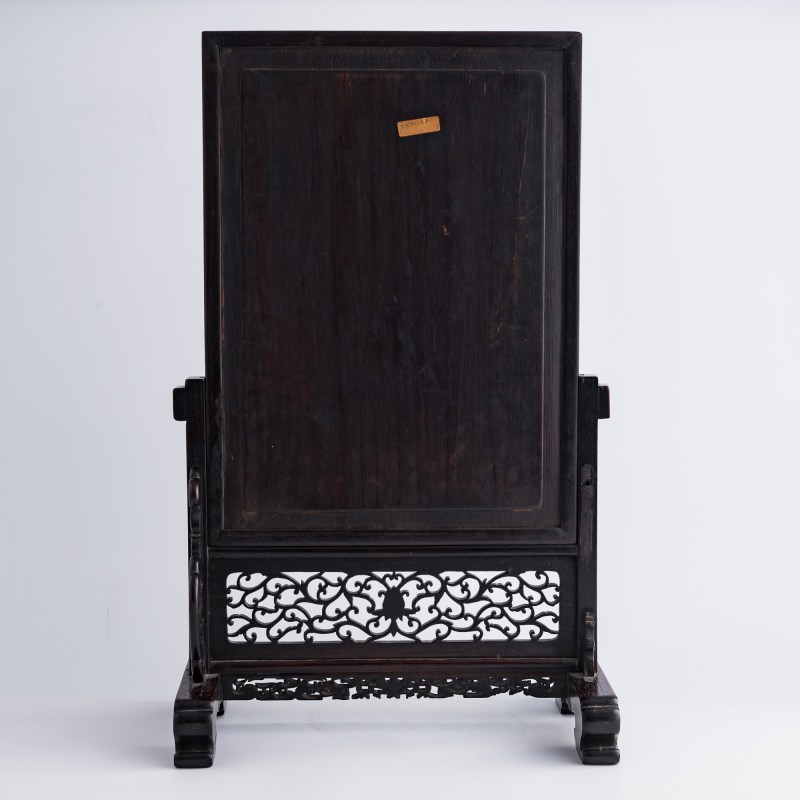民國 木紋釉開窗粉彩羲之愛鵝瓷板插屏 | A Chinese wood-grain-glazed and famille rose porcelain plaque table screen, Republic period - 图4