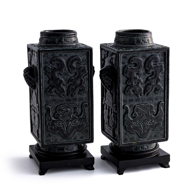 民國 古銅彩饕餮紋象耳琮瓶一對（附木座） | A pair of Chinese archaistic bronze-glazed 'taotie' cong-form vases, Republic period - 图1