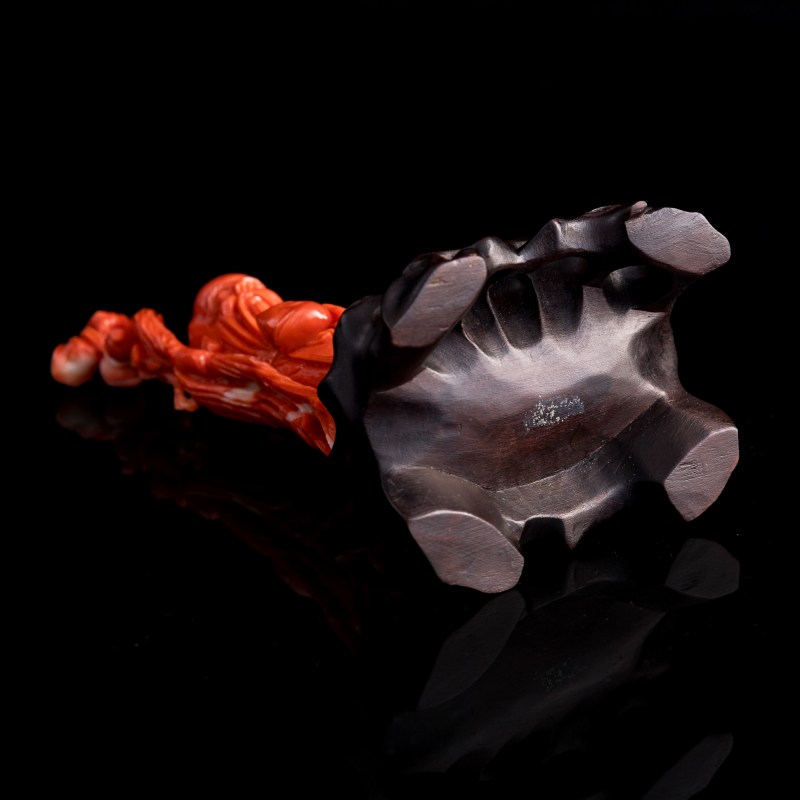 十九世紀 珊瑚雕壽星（附硬木座） | A Chinese carved coral figure of Shouxing, 19th century - 图6