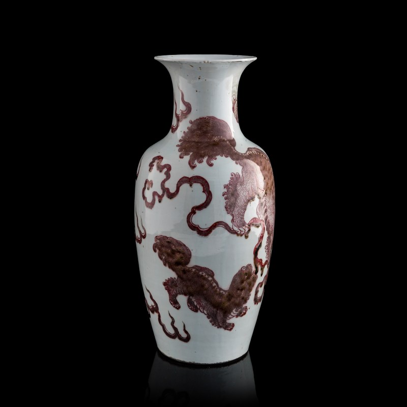 十九世紀 釉裏紅少獅太獅瓶 | A Chinese copper-red-underglazed 'lion and cub' vase, 19th century - 图4