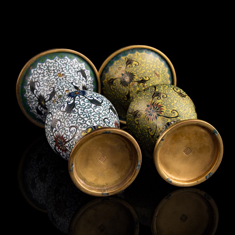 民國 老天利款掐絲珐琅花觚兩件（附錦盒） | Two Chinese cloisonné enamel gu vases, Republic period - 图9