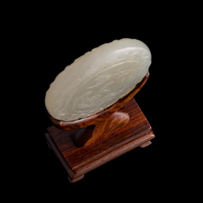 十八世紀 白玉仕女圖詩文圓牌（附木座） | A Chinese white jade 'court lady' and 'inscription' plaque, 18th century - 图7