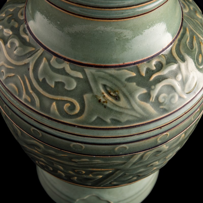 十九世紀 青釉印花玹紋尊 | A Chinese molded celadon-glazed ribbed zun vase, 19th century - 图8