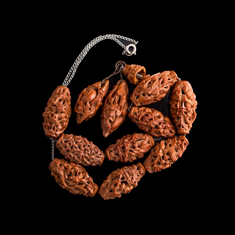 十九世紀 核雕項煉 | A Chinese carved pit necklace, 19th century - 图6