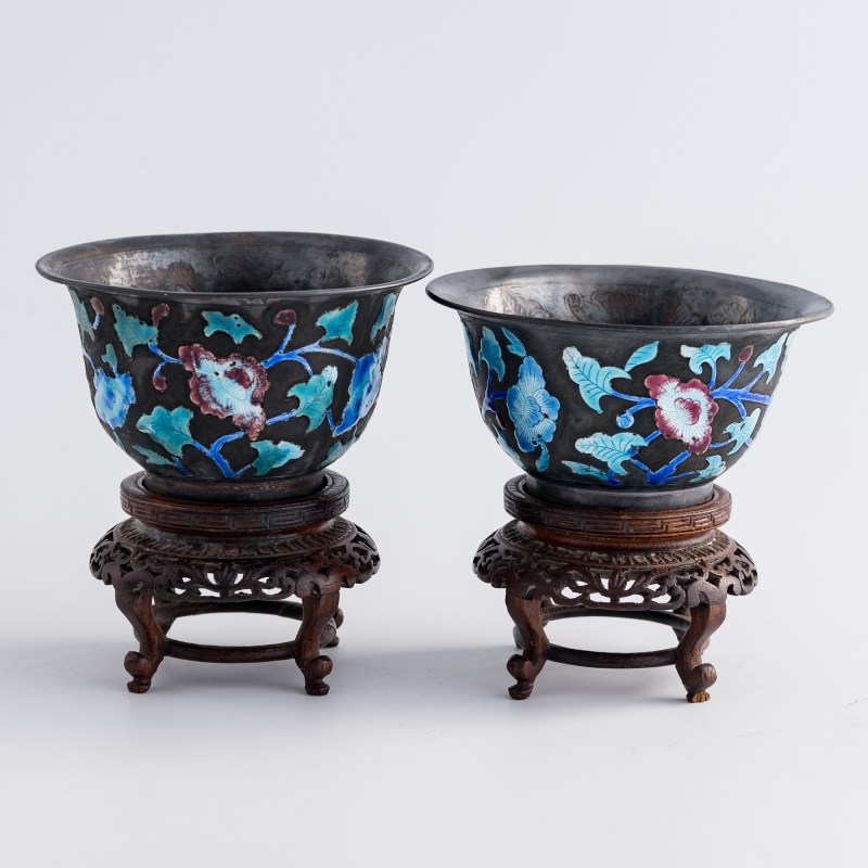 十九世紀 銀燒藍纏枝花卉杯一對（附硬木座） | Two Chinese silver enamel floral cups, 19th century - 图2