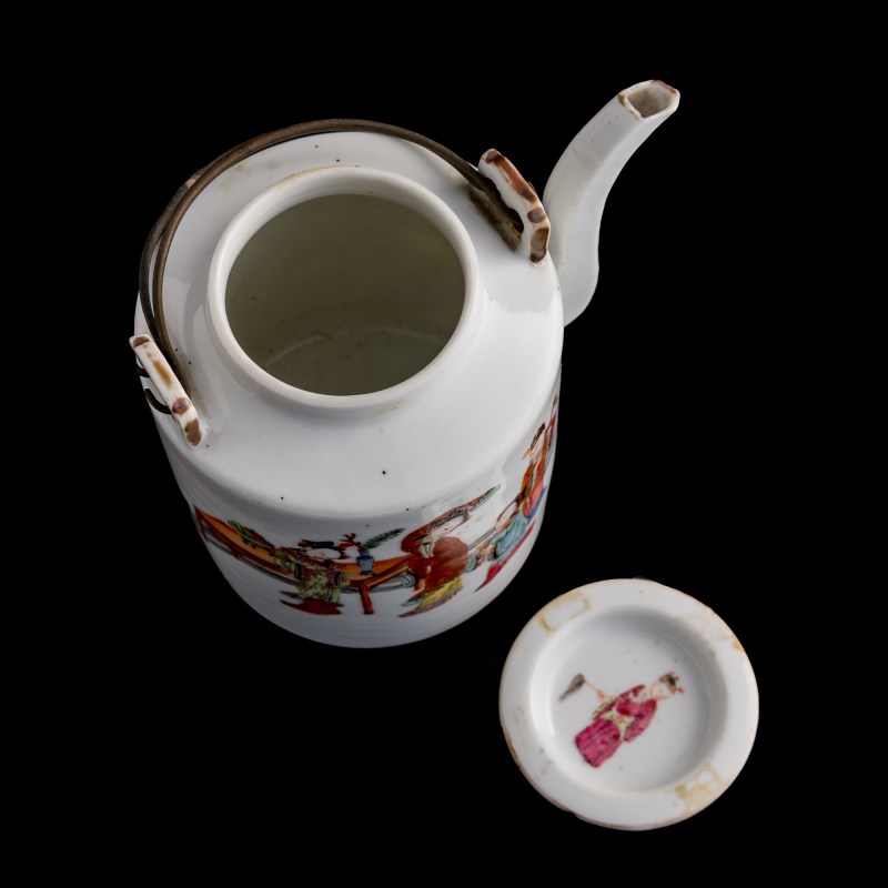 清道光 粉彩人物壺 | A Chinese famille rose 'figural' teapot, Daoguang period, Qing dynasty - 图6
