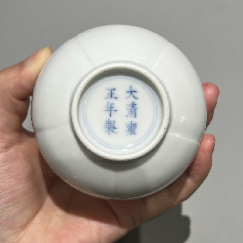 清雍正 甜白釉雕莲瓣鸡心水盂 - 图8