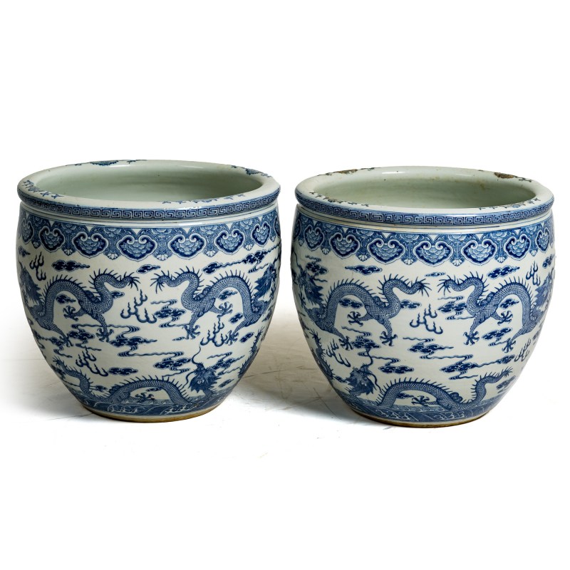 十九世紀 青花雲龍紋缸一對 | A pair of Chinese blue and white 'cloud and dragon' jardinieres, 19th century - 图4