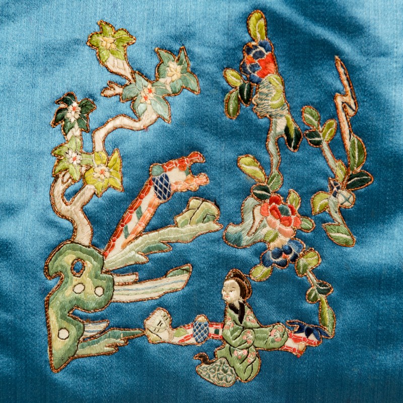 十九世紀晚 湖藍緞地粵綉庭院人物女褂 | A Chinese pale blue satin Canton-embroidered figural woman's jacket, late 19th century - 图5