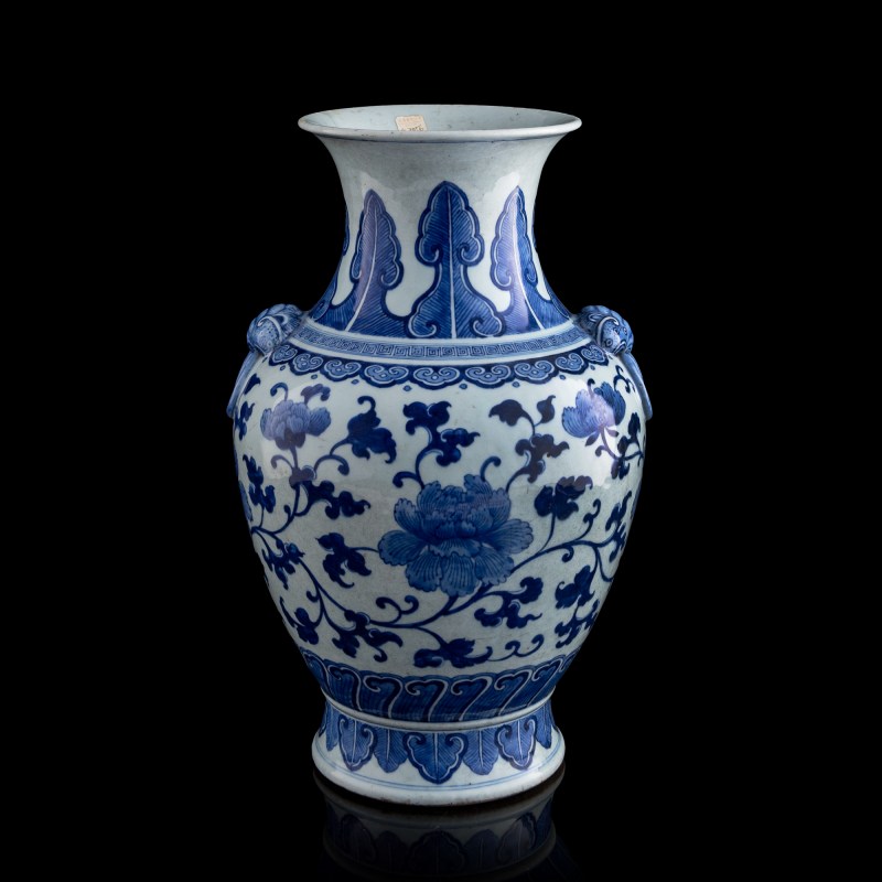 十九世紀早 青花纏枝蓮鋪首尊 | A Chinese blue and white 'lotus scroll' zun vase, early 19th century - 图3