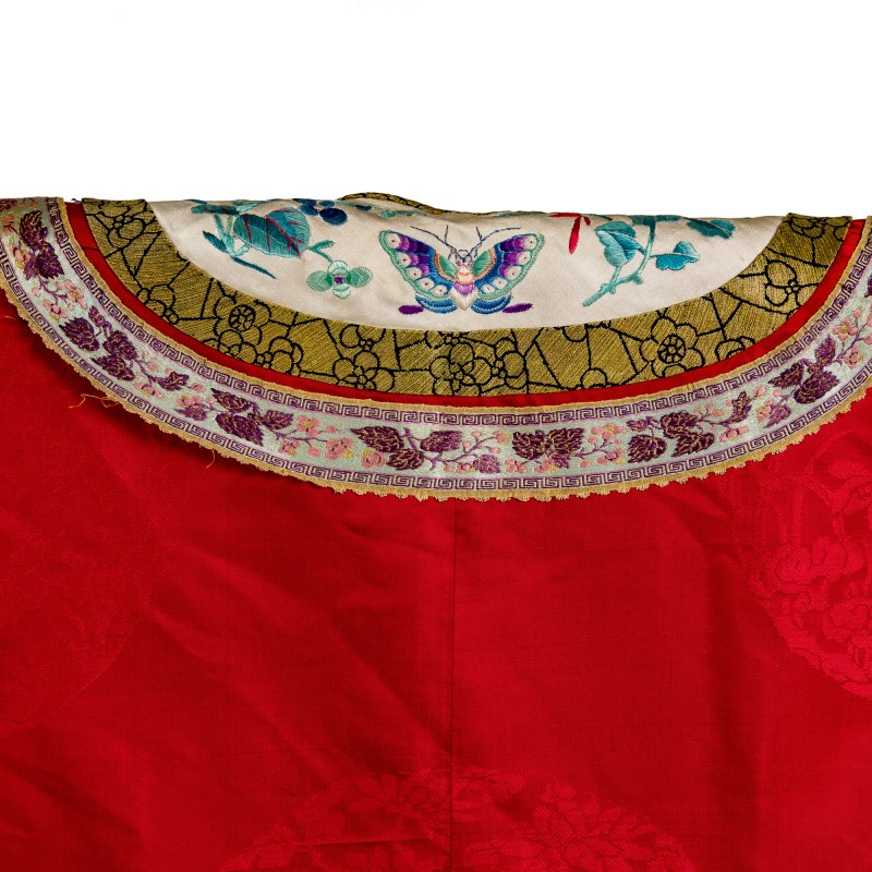 十九世紀 紅綢鑲刺綉花蝶紋女袍 | A Chinese red silk woman's robe embroidered with flowers and butterflies, 19th century - 图7