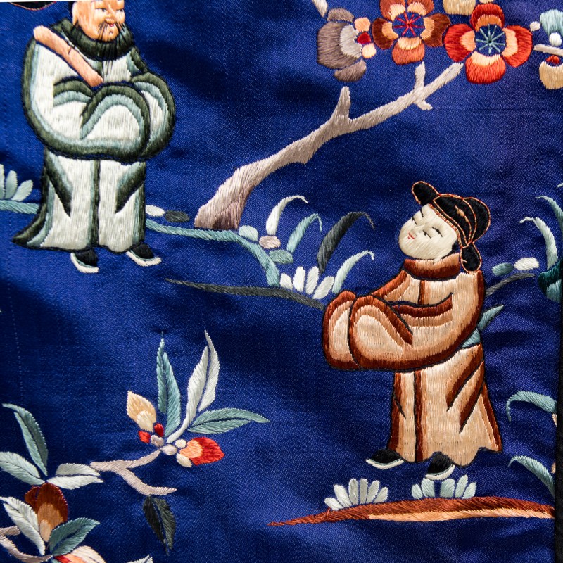 十九世紀 藍地刺綉人物女褂 | A Chinese blue-ground embroidered figural woman's jacket, 19th century - 图11