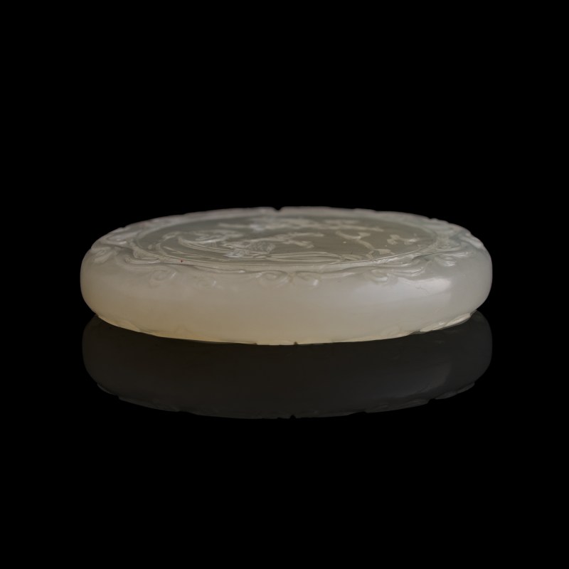 十八世紀 白玉仕女圖詩文圓牌（附木座） | A Chinese white jade 'court lady' and 'inscription' plaque, 18th century - 图8