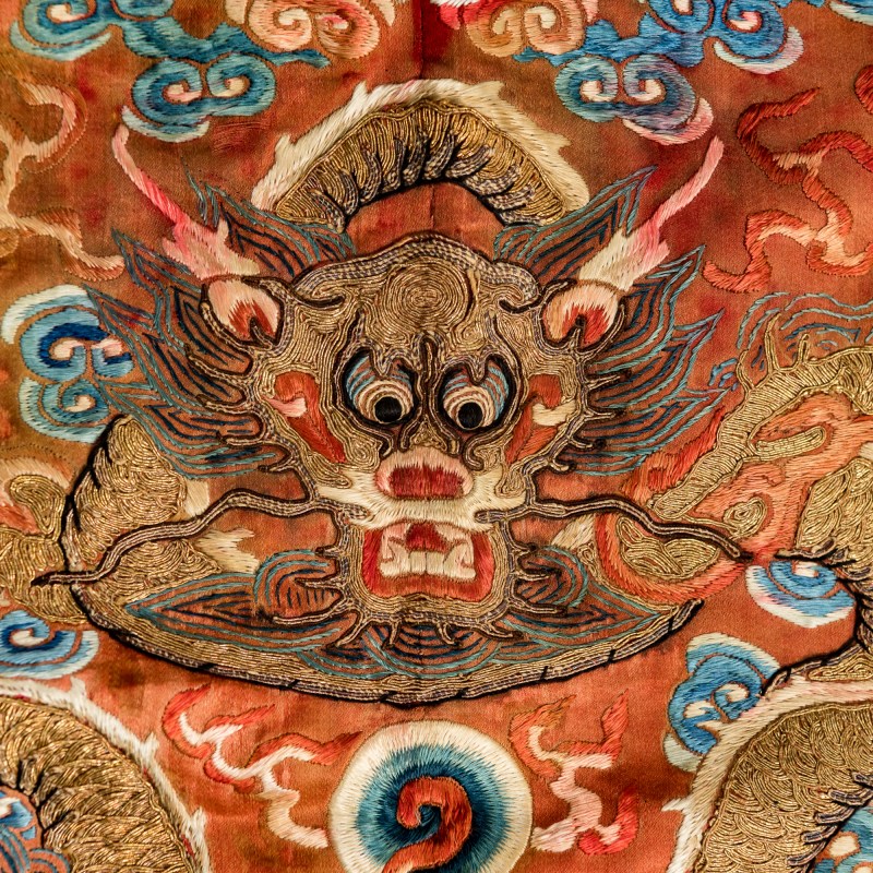 十九世紀早 刺綉盤金龍紋綉片 | A Chinese couched-gold embroidered dragon panel, early 19th century - 图4