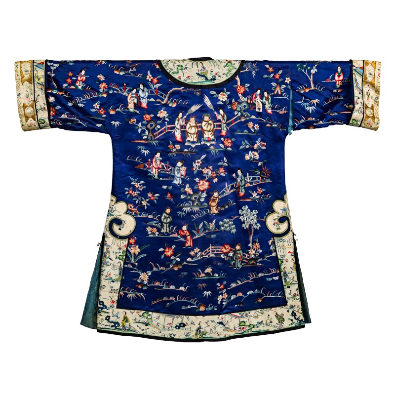 十九世紀 藍地刺綉人物女褂 | A Chinese blue-ground embroidered figural woman's jacket, 19th century - 图2