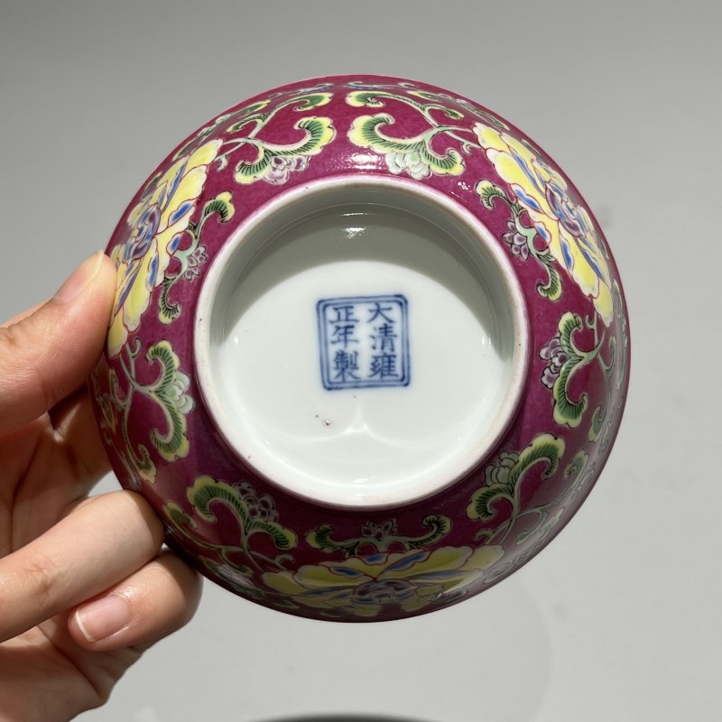 清雍正 胭脂紫地洋彩花卉纹小碗 - 图8