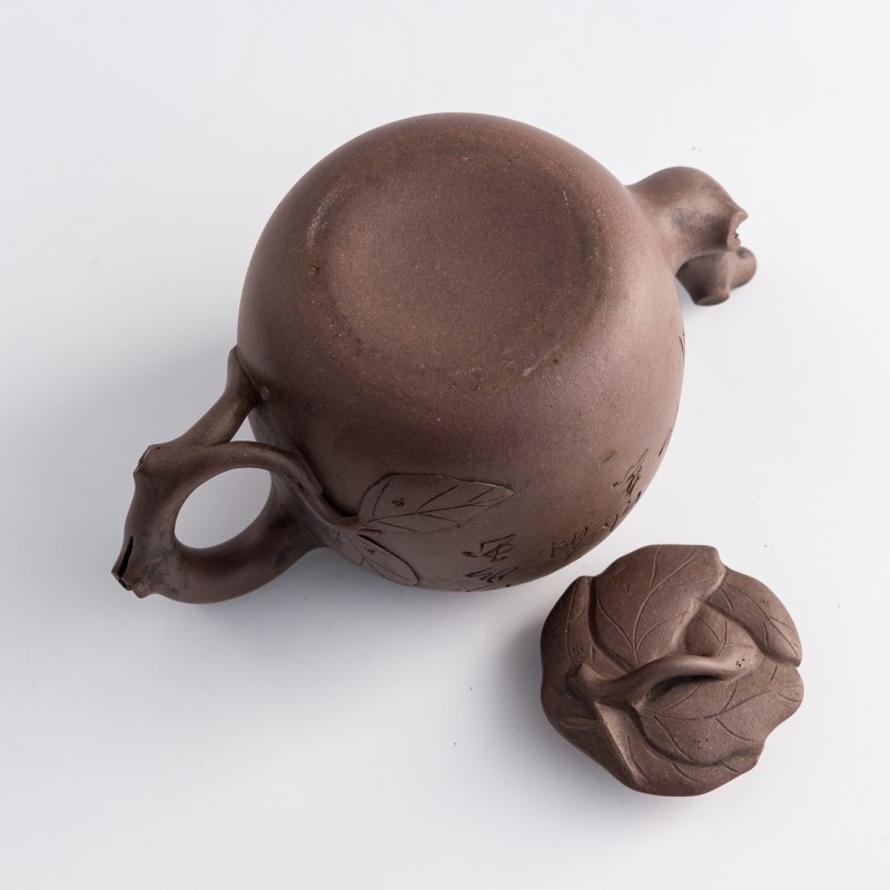 民國 泉石刻紫砂瓜形壺 | A Chinese Yixing zisha melon-form teapot, carved by Quanshi, Republic period - 图8