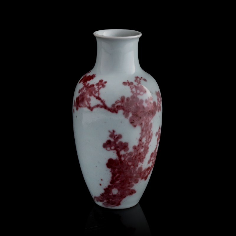 十九世紀 釉裏紅梅花瓶 | A Chinese copper-red-underglazed 'plum blossom' vase, 19th century - 图1