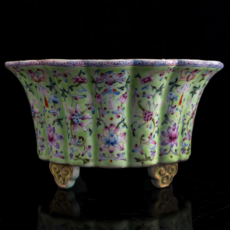 民國 綠地粉彩纏枝蓮花盆 | A Chinese green-ground famille rose lotus-scroll jardinière and stand, Republic period - 图6
