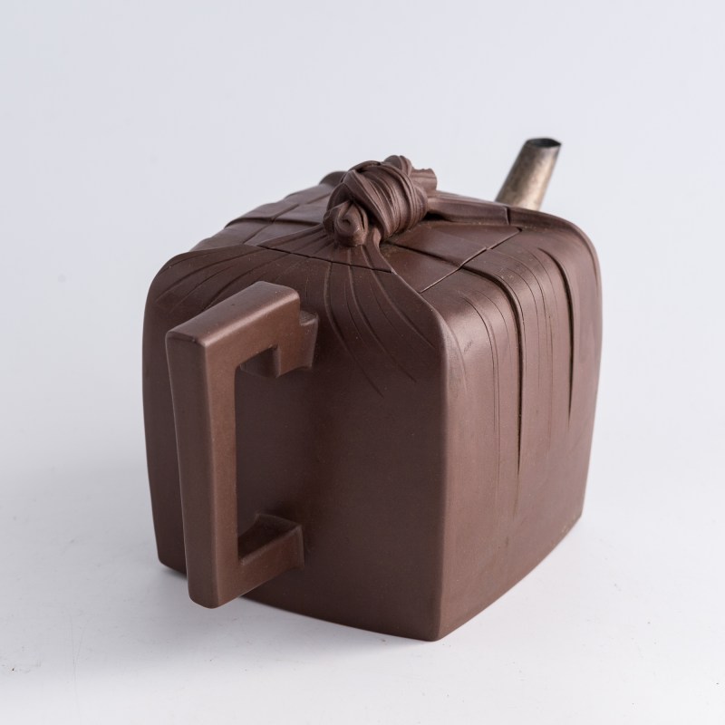 清代 紫砂包袱方壺 | A Chinese Yixing zisha bundle-form square teapot, Qing dynasty - 图3