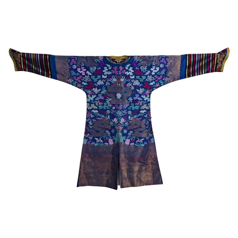 十九世紀 藍地織錦龍袍 | A Chinese blue-ground brocade dragon robe, 19th century - 图2