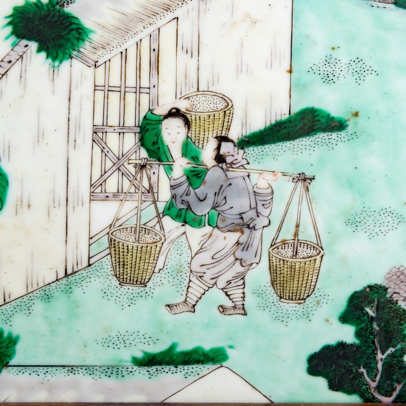 清代 五彩耕織圖瓷板插屏 | A Chinese wucai 'Farming and Weaving' porcelain plaque table screen, Qing dynasty - 图2