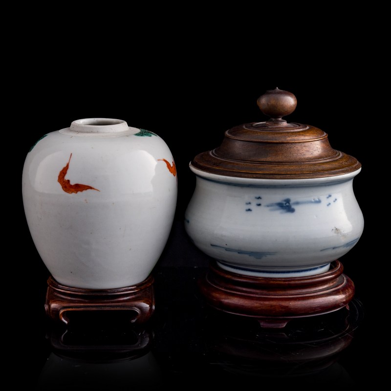 十八世紀 粉彩人物罐及青花山水爐（附木座木蓋） | A Chinese famille rose 'figural' jar and a blue and white 'landscape' censer, 18th century - 图3