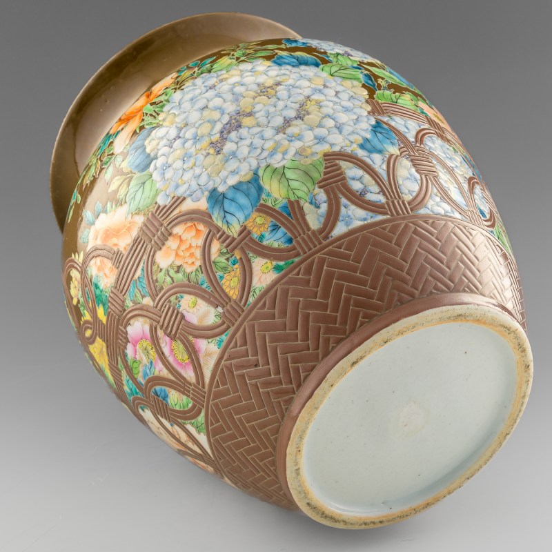 十九世紀 褐地粉彩花卉魚簍尊 | A Chinese brown-ground famille rose enameled vase, 19th century - 图9
